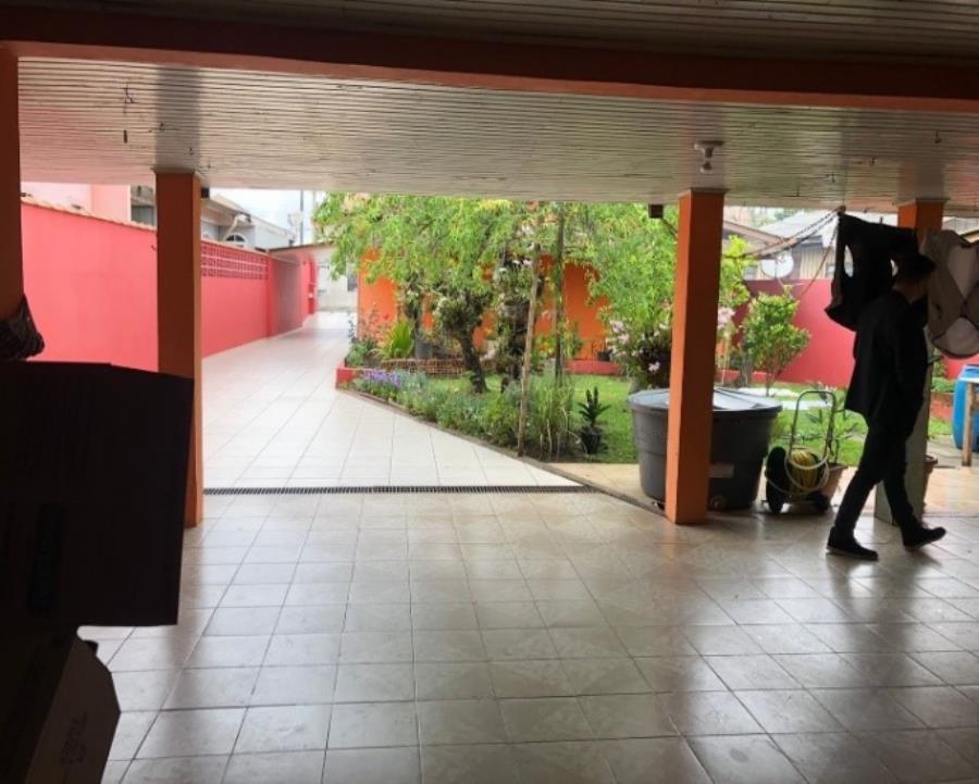 EXTRAJUDICIAL Leilão de Casa com 200m² de área construída em Curitiba/PR, localizado em Curitiba - PR, bairro Uberaba